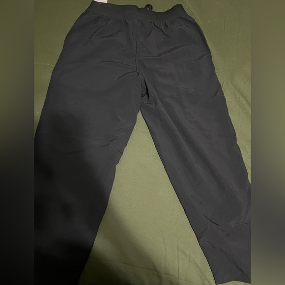 Nike Women's
Sportswear Essential
Woven High Rise Pants size small - Picture 4 of 9